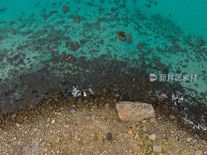 抽象的空中照片卵石海滩旁边的蓝色大海与海浪，Con岛，Con Son岛，巴里亚头省